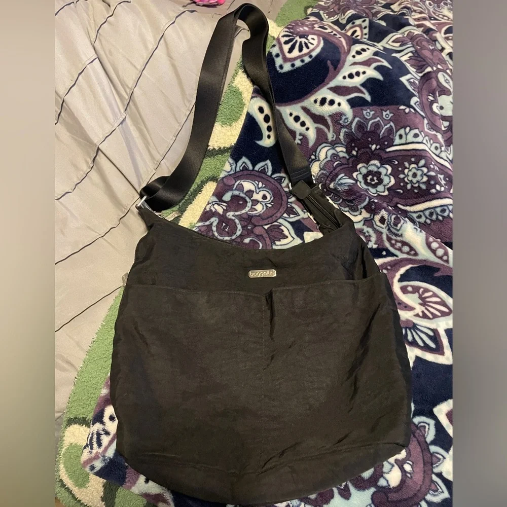 Baggallini Black Hobo Crossbody Shoulder‎ Bag Travel Vacation Basic Casual